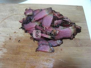 <a href=/shicai/rouqin/LaRou/index.html target=_blank><u>腊肉</u></a>炒<a href=/shicai/shucai/DouJiao/index.html target=_blank><u>豆角</u></a>