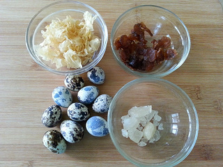 <a href=/shicai/rouqin/AnChun/index.html target=_blank><u>鹌鹑</u></a>蛋<a href=/shicai/guopin/GuiYuan/index.html target=_blank><u>桂圆</u></a><a href=/shicai/shucai/YinEr/index.html target=_blank><u>银耳</u></a>羹