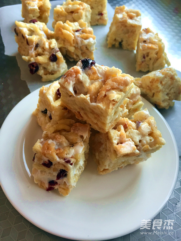 <a href=/shicai/guopin/ManYueMei/index.html target=_blank><u>蔓越莓</u></a>牛轧糖沙琪玛的做法