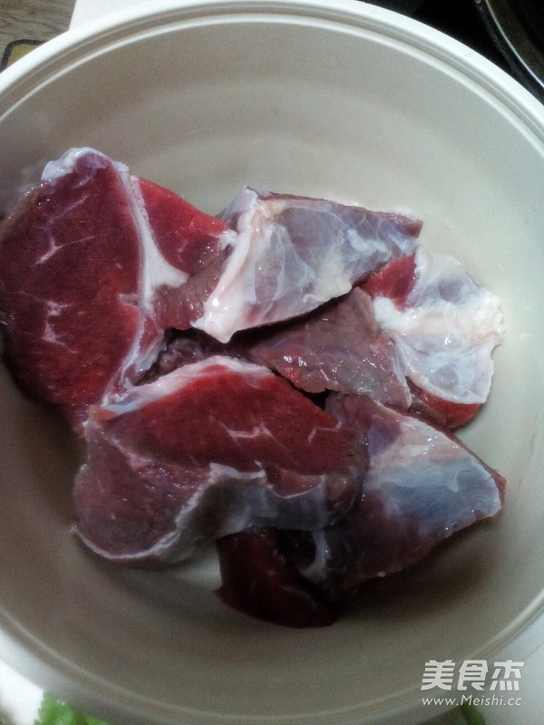 <a href=/shicai/rouqin/NiuRou/index.html target=_blank><u>牛肉</u></a>面的做法