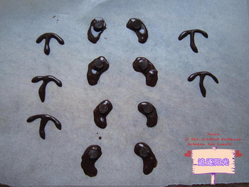 熊猫<a href=/shicai/mimian/QiaoKeLi/index.html target=_blank><u>巧克力</u></a>纸杯蛋糕步骤7