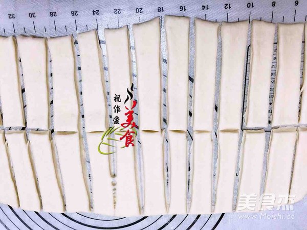 奶锅版<a href=/shicai/mimian/YouTiao/index.html target=_blank><u>油条</u></a>的做法