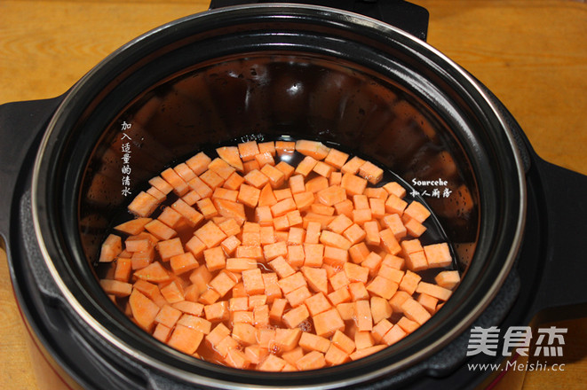 <a href=/shicai/shucai/HongShu/index.html target=_blank><u>红薯</u></a><a href=/shicai/mimian/XiaoMi/index.html target=_blank><u>小米</u></a>粥的做法