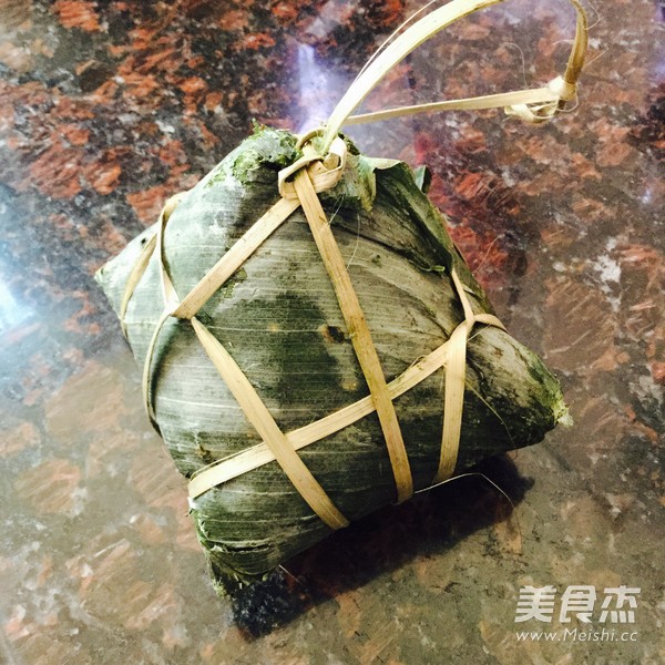 <a href=/shicai/rouqin/JiDan/index.html target=_blank><u>鸡蛋</u></a>煎裹蒸粽的做法