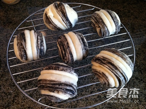 <a href=/shicai/guopin/HeiZhiMa/index.html target=_blank><u>黑<a href=/shicai/guopin/ZhiMa/index.html target=_blank><u>芝麻</u></a></u></a>酱花卷的做法