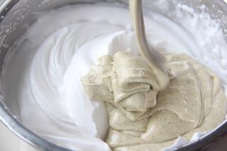 <a href=/shicai/guopin/HeiZhiMa/index.html target=_blank><u>黑<a href=/shicai/guopin/ZhiMa/index.html target=_blank><u>芝麻</u></a></u></a>糊<a href=zt/qifengdg target=_blank><u>戚风蛋糕</u></a>