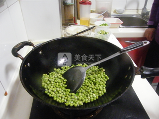 <a href=/shicai/rouqin/XiangChang/index.html target=_blank><u>香肠</u></a>炒<a href=/shicai/mimian/QingDou/index.html target=_blank><u>青豆</u></a>