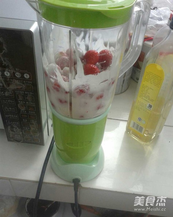 <a href=/shicai/guopin/CaoMei/index.html target=_blank><u>草莓</u></a>奶昔的做法