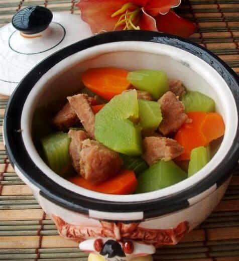 怎么做<a href=/shicai/rouqin/NiuNan/index.html target=_blank><u>牛腩</u></a>炖<a href=/shicai/shucai/WoSun/index.html target=_blank><u>莴笋</u></a>?