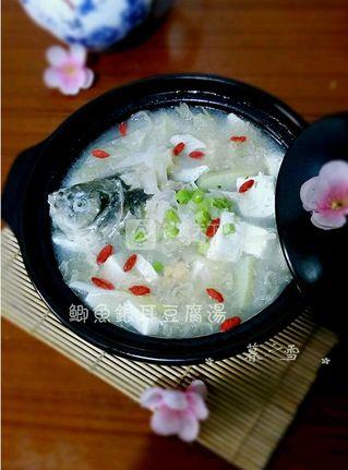 <a href=/shicai/shuichanpin/JiYu/index.html target=_blank><u>鲫鱼</u></a><a href=/shicai/shucai/YinEr/index.html target=_blank><u>银耳</u></a><a href=/shicai/mimian/DouFu/index.html target=_blank><u>豆腐</u></a>汤