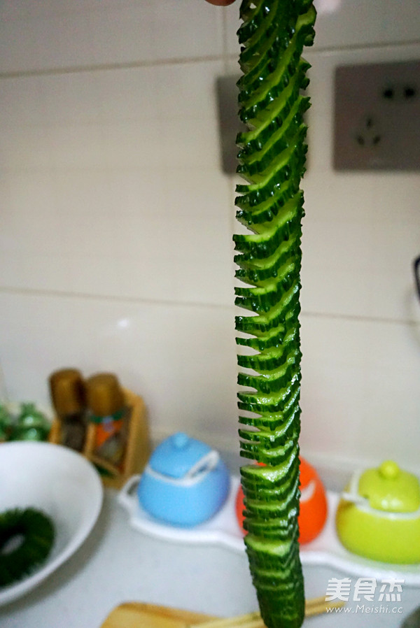 教你轻松做蓑衣<a href=/shicai/shucai/HuangGua/index.html target=_blank><u>黄瓜</u></a>的做法