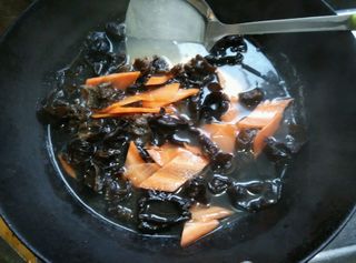 凉拌<a href=/shicai/shucai/MuEr/index.html target=_blank><u>木耳</u></a><a href=/shicai/rouqin/JiDan/index.html target=_blank><u>鸡蛋</u></a>