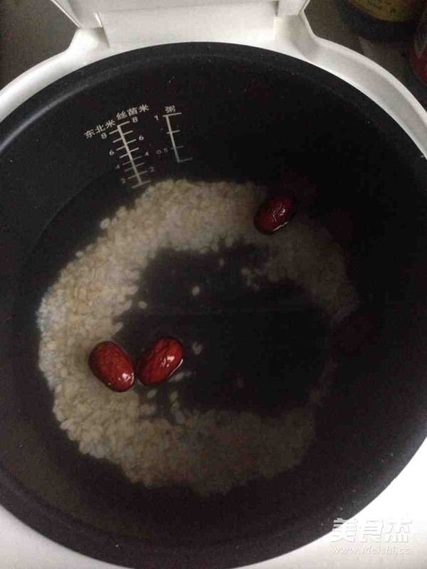 红<a href=/shicai/guopin/Zao/index.html target=_blank><u>枣</u></a><a href=/shicai/mimian/YanMai/index.html target=_blank><u>燕麦</u></a>粥的做法