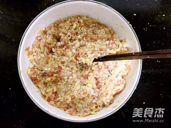 <a href=/shicai/shucai/YuanBaiCai/index.html target=_blank><u>圆<a href=/shicai/shucai/BaiCai/index.html target=_blank><u>白菜</u></a></u></a><a href=/shicai/rouqin/ZhuRou/index.html target=_blank><u>猪肉</u></a>水饺的做法