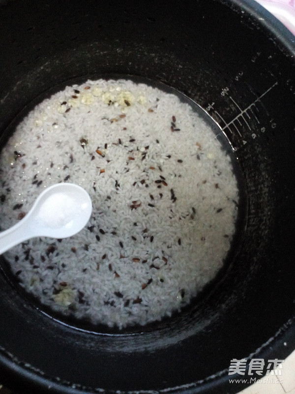 <a href=/shicai/mimian/HeiMi/index.html target=_blank><u>黑米</u></a>寿司的做法