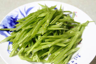 家常小炒：<a href=/shicai/shucai/BianDou/index.html target=_blank><u>扁豆</u></a>炒肉