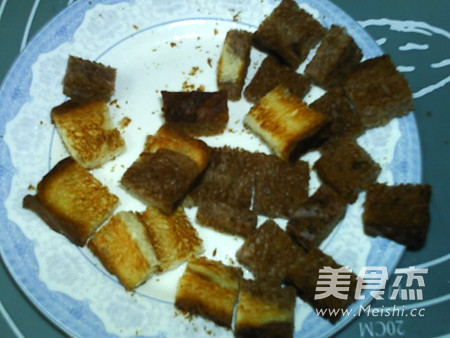 <a href=/shicai/guopin/HuoLongGuo/index.html target=_blank><u>火龙果</u></a><a href=/shicai/mimian/MianBao/index.html target=_blank><u>面包</u></a>蒸布丁的做法