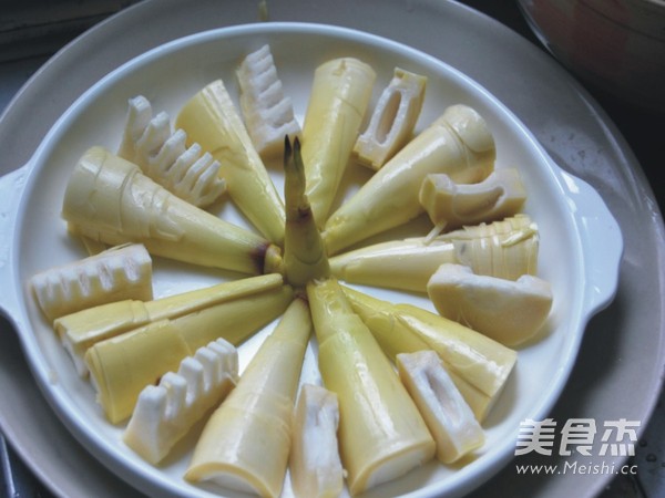 <a href=/shicai/rouqin/LaRou/index.html target=_blank><u>腊肉</u></a>蒸<a href=/shicai/shucai/ZhuSun/index.html target=_blank><u>竹笋</u></a>的做法