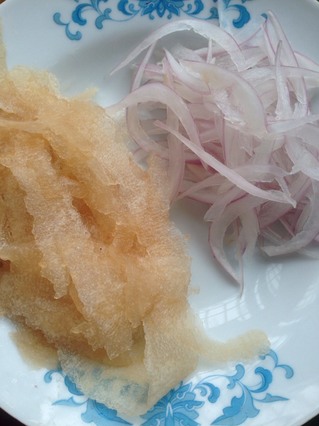 凉拌<a href=/shicai/shucai/YangCong/index.html target=_blank><u>洋葱</u></a>雪<a href=/shicai/guopin/Li/index.html target=_blank><u>梨</u></a>