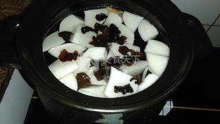 <a href=/shicai/rouqin/PaiGu/index.html target=_blank><u>排骨</u></a>白<a href=/shicai/shucai/LuoBo/index.html target=_blank><u>萝卜</u></a>汤