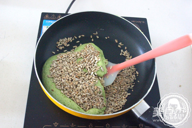 抹茶<a href=/shicai/guopin/GuaZiRen/index.html target=_blank><u>瓜子仁</u></a>牛轧糖的做法