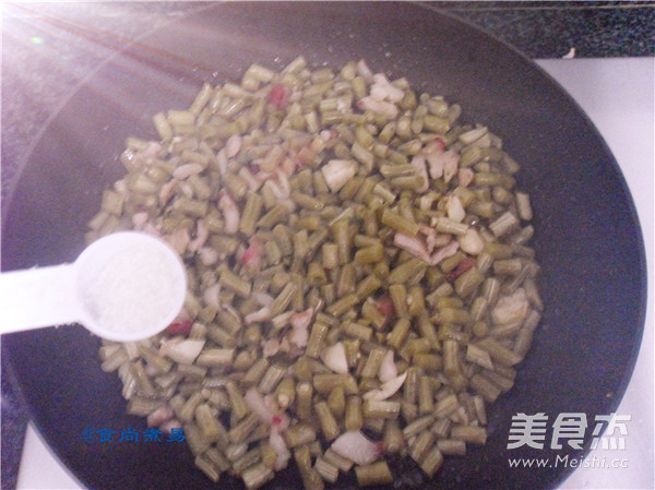 酸<a href=/shicai/shucai/DouJiao/index.html target=_blank><u>豆角</u></a>炒肉的做法
