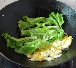 <a href=/shicai/rouqin/JiDan/index.html target=_blank><u>鸡蛋</u></a><a href=/shicai/shucai/ShengCai/index.html target=_blank><u>生菜</u></a>炒<a href=/shicai/mimian/GuaMian/index.html target=_blank><u>挂面</u></a>