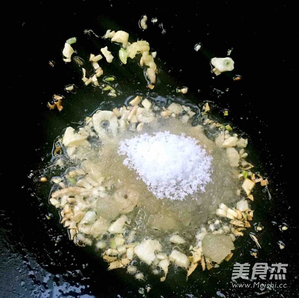 蒜蓉辣酱爆炒<a href=/shicai/shuichanpin/TianLuo/index.html target=_blank><u>田螺</u></a>的做法