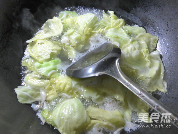 虾皮<a href=/shicai/shucai/YuanBaiCai/index.html target=_blank><u>圆<a href=/shicai/shucai/BaiCai/index.html target=_blank><u>白菜</u></a></u></a><a href=/shicai/mimian/YuMiMian/index.html target=_blank><u><a href=/shicai/mimian/YuMi/index.html target=_blank><u>玉米</u></a>面</u></a>疙瘩的做法