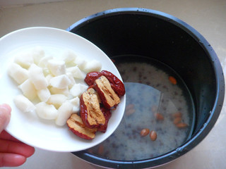 <a href=/shicai/shucai/BuQi/index.html target=_blank><u>荸荠</u></a>红<a href=/shicai/guopin/Zao/index.html target=_blank><u>枣</u></a>粥