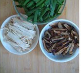 <a href=/shicai/shucai/JiuCai/index.html target=_blank><u>韭菜</u></a><a href=/shicai/shucai/XiangGu/index.html target=_blank><u>香菇</u></a>炒<a href=/shicai/mimian/DouGan/index.html target=_blank><u>豆干</u></a>