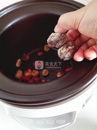 红<a href=/shicai/guopin/Zao/index.html target=_blank><u>枣</u></a><a href=/shicai/guopin/WuHuaGuo/index.html target=_blank><u>无花果</u></a>汤