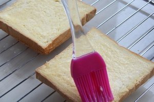 香烤<a href=/shicai/mimian/TuSi/index.html target=_blank><u>吐司</u></a>步骤5