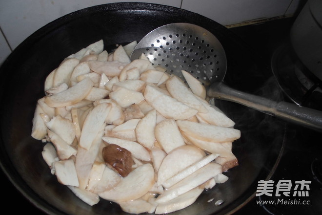 <a href=/shicai/shucai/XingBaoGu/index.html target=_blank><u><a href=/shicai/guopin/Xing/index.html target=_blank><u>杏</u></a>鲍菇</u></a>炒肉的做法