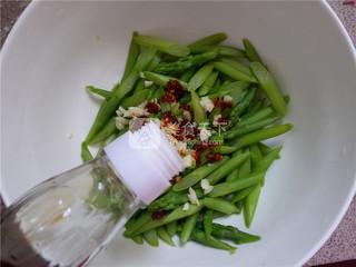 凉拌<a href=/shicai/shucai/LuSun/index.html target=_blank><u>芦笋</u></a>