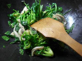 <a href=/shicai/rouqin/NiuDu/index.html target=_blank><u>牛肚</u></a>炒<a href=/shicai/shucai/BoCai/index.html target=_blank><u>菠菜</u></a>