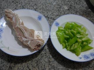 尖椒炒<a href=/shicai/rouqin/YangRou/index.html target=_blank><u>羊肉</u></a>