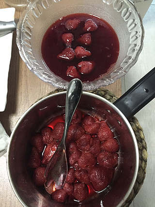 <a href=/shicai/guopin/CaoMei/index.html target=_blank><u>草莓</u></a>慕斯蛋糕