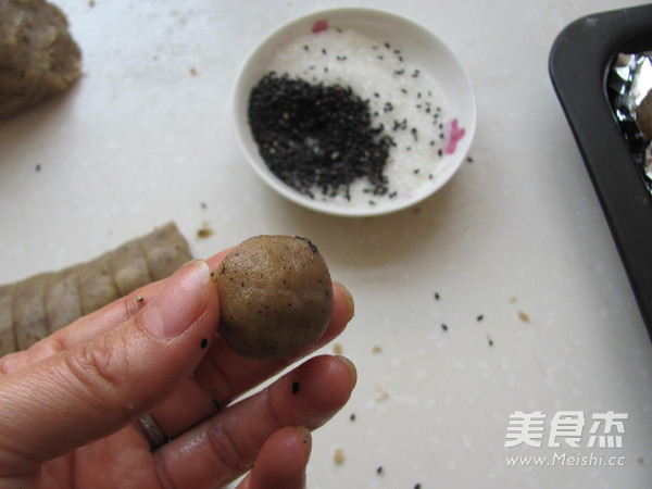 咖啡<a href=/shicai/guopin/HeiZhiMa/index.html target=_blank><u>黑<a href=/shicai/guopin/ZhiMa/index.html target=_blank><u>芝麻</u></a></u></a>酥球的做法