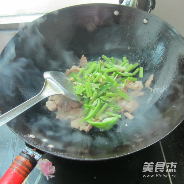 <a href=/shicai/shucai/XiQin/index.html target=_blank><u>西芹</u></a><a href=/shicai/shucai/QingJiao/index.html target=_blank><u>青椒</u></a>肉丝的做法