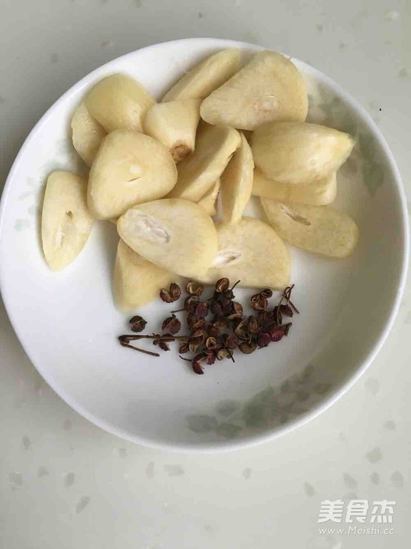 清炒<a href=/shicai/shucai/YouMaiCai/index.html target=_blank><u>油麦菜</u></a>的做法