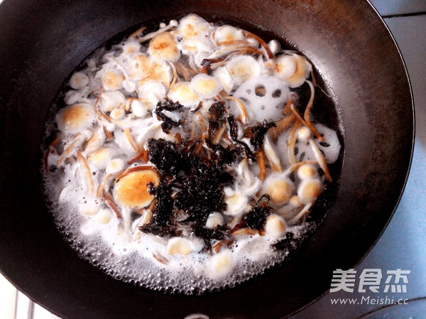 金针<a href=/shicai/shucai/LianOu/index.html target=_blank><u>莲<a href=/shicai/shucai/Ou/index.html target=_blank><u>藕</u></a></u></a>汤的做法