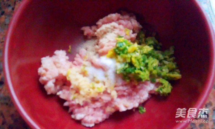 肉丸<a href=/shicai/shucai/LuoBo/index.html target=_blank><u>萝卜</u></a>清汤的做法