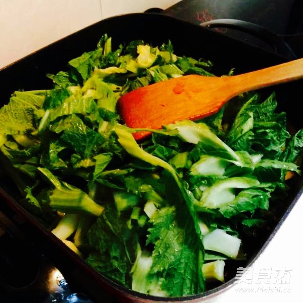 鸡油炒<a href=/shicai/shucai/JieCai/index.html target=_blank><u>芥菜</u></a>的做法