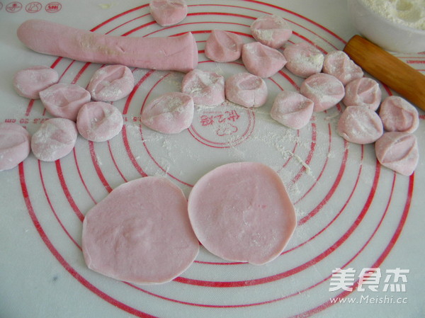 <a href=/shicai/guopin/HuoLongGuo/index.html target=_blank><u>火龙果</u></a>皮水饺的做法