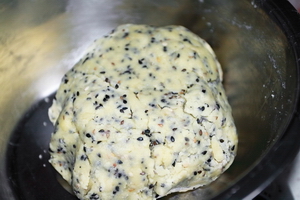 爱心<a href=/shicai/guopin/ZhiMa/index.html target=_blank><u>芝麻</u></a>苏打饼干步骤3