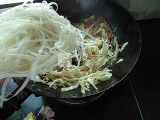 包菜<a href=/shicai/shucai/XiangGu/index.html target=_blank><u>香菇</u></a>肉丝炒<a href=/shicai/mimian/HeFen/index.html target=_blank><u>河粉</u></a>