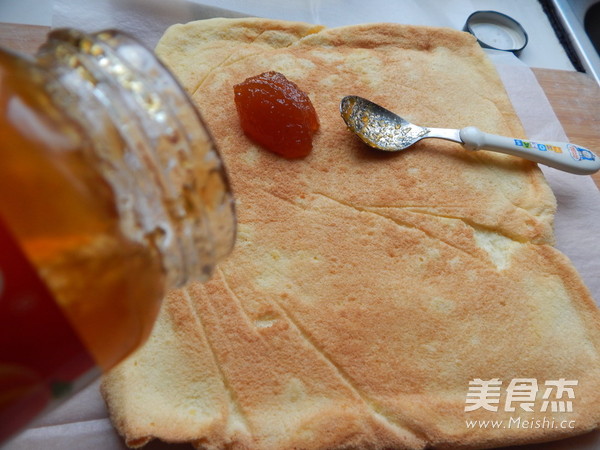 黄<a href=/shicai/guopin/Tao/index.html target=_blank><u>桃</u></a>果酱蛋糕卷的做法