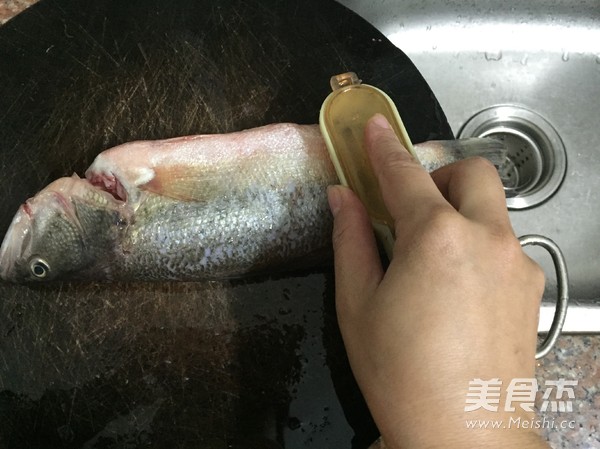 <a href=/shicai/shuichanpin/LuYu/index.html target=_blank><u>鲈鱼</u></a>怎么做好吃——蒜香<a href=/shicai/shuichanpin/LuYu/index.html target=_blank><u>鲈鱼</u></a>的做法