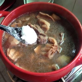 <a href=/shicai/shuichanpin/YouYu/index.html target=_blank><u>鱿鱼</u></a>茨菰<a href=/shicai/shucai/LianOu/index.html target=_blank><u>莲<a href=/shicai/shucai/Ou/index.html target=_blank><u>藕</u></a></u></a>骨头汤